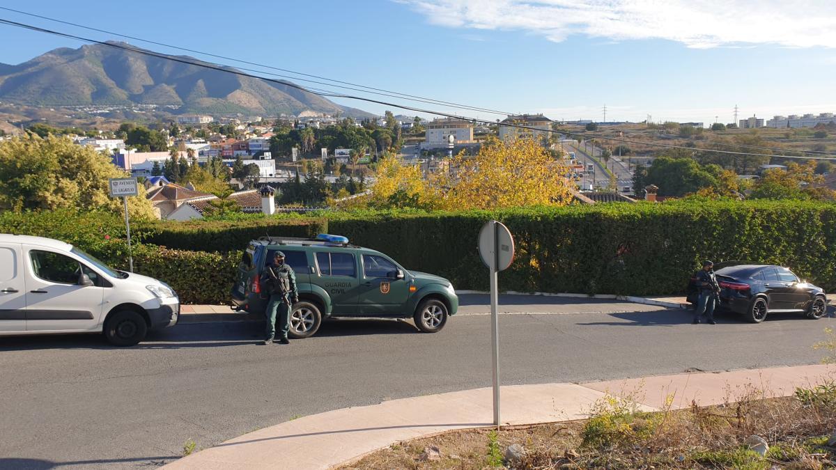 Presencia de agentes en la urbanización Montebello, en Mijas.