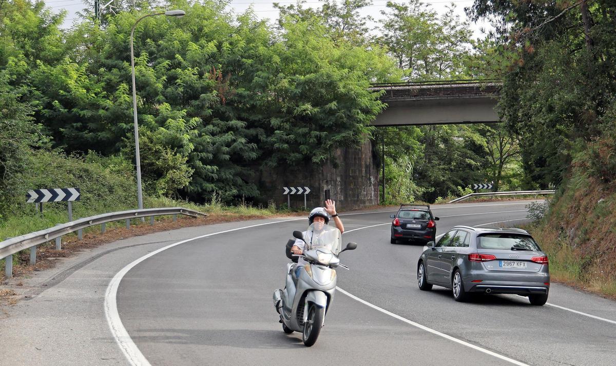 Una moto circulando por la N-550 a su paso por Cesantes, donde se produjo el accidente mortal, "cuva da Pantalla"