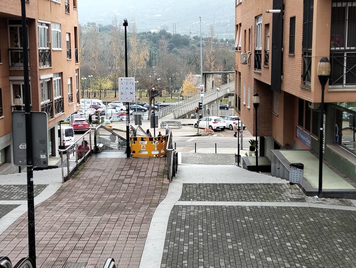 Rampa de las escaleras mecánicas de Plasencia, estropeada este jueves.