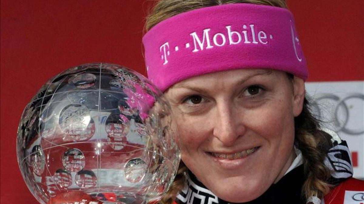 Janica Kostelic, con el globo de Cristal en 2006