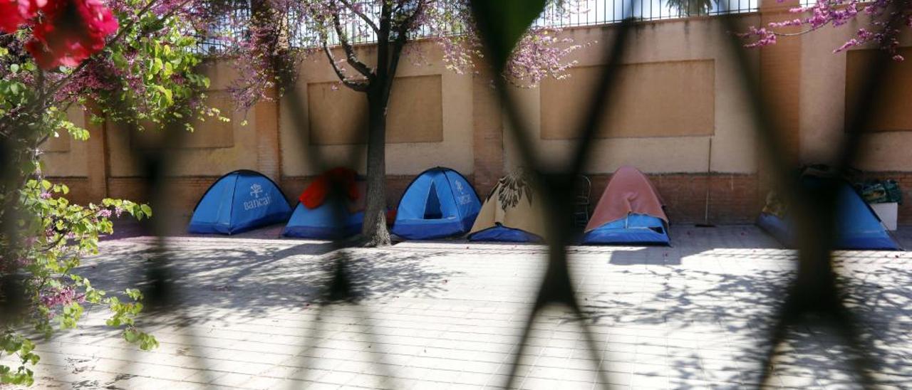 Asentamiento de tiendas de campaña en una calle de València.