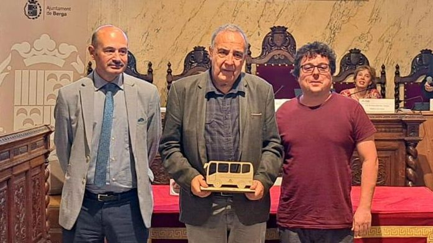 Joan Martí (al mig) durant l’acte de lliurament del Premi Sant Cristòfol, a Berga