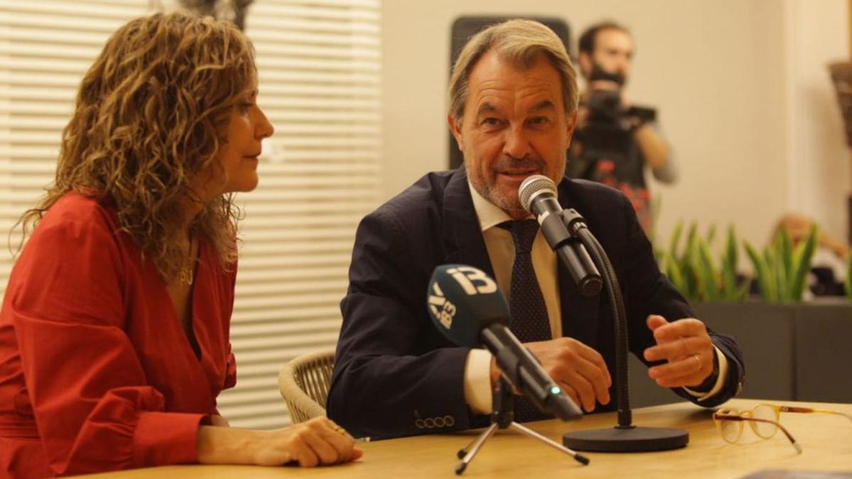 Maria de la Pau Janer y Artur Mas durante la presentación de ‘Tots els noms d’Helena’.