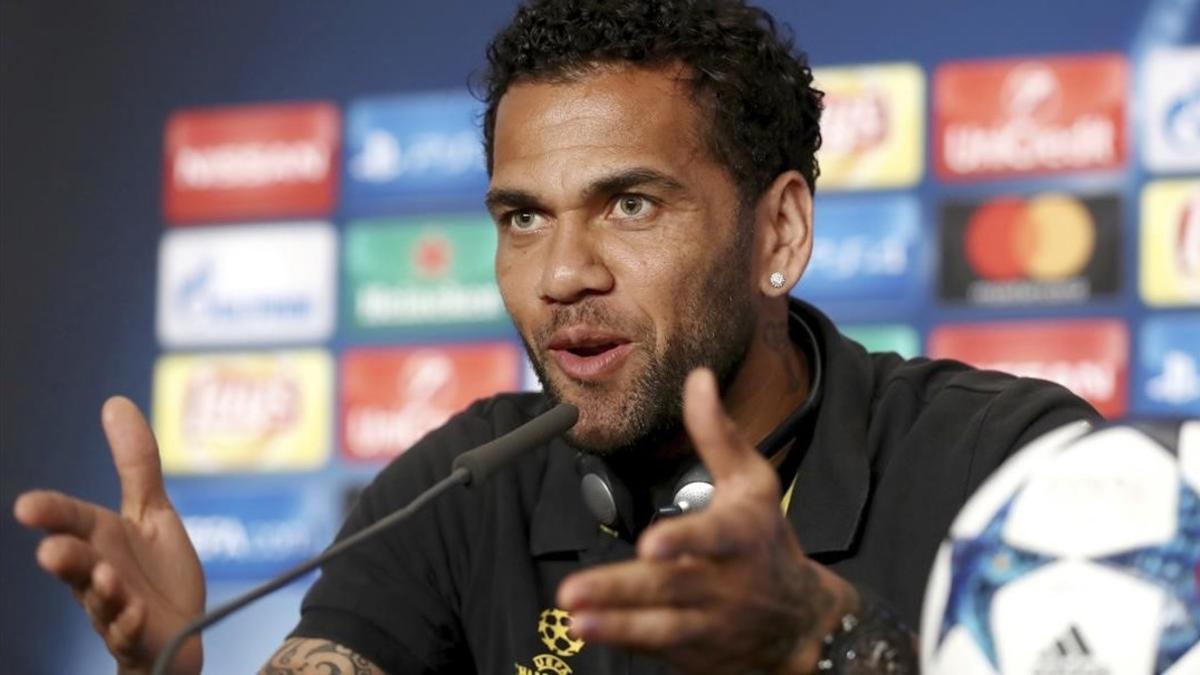 Dani Alves, en la rueda de prensa previa a la final de Cardiff.