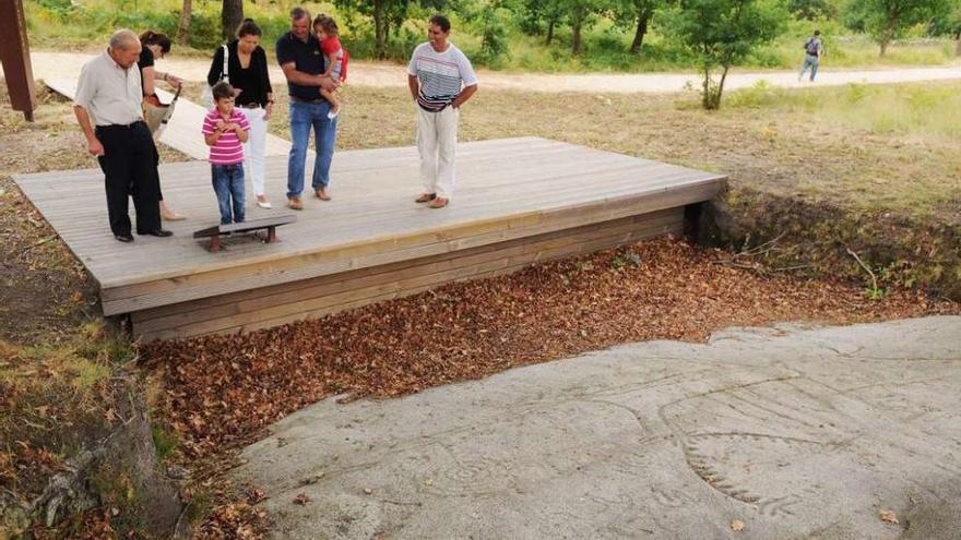 Visitantes en el Parque Arqueológico da Arte Rupestre (PAAR) de Campo Lameiro. / Gustavo Santos