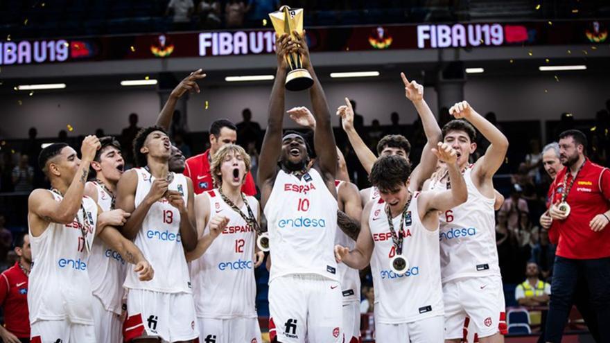 Los jugadores de la selección española sub-19 celebran el título con la copa de campeones del mundo.  | FIBA