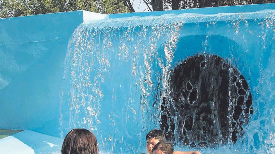 Dos niños disfrutan de una atracción en Aquasierra.