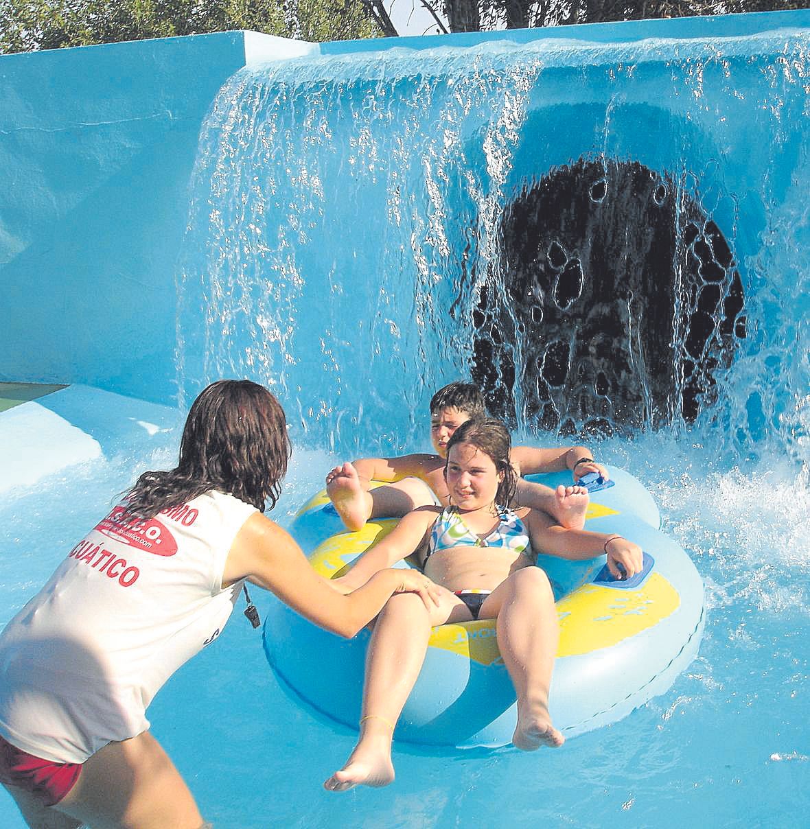 Dos niños disfrutan de una atracción en Aquasierra.