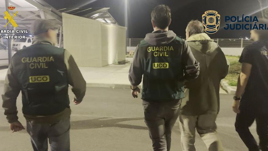 Grueso, acompañado de los agentes, tras ser detenido en la isla de Culatra. | GUARDIA CIVIL
