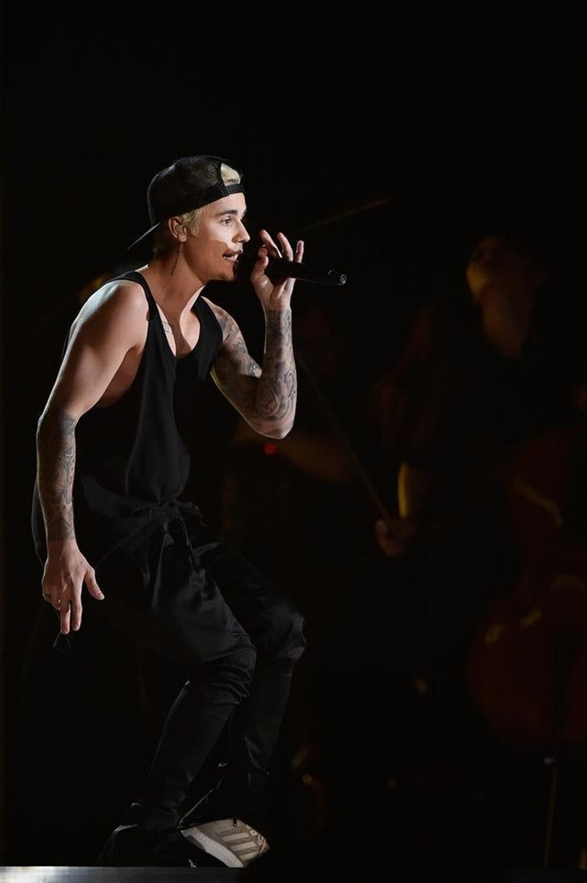 Justin Bieber, en camiseta de tirantes durante su actuación en los Grammy 2016.