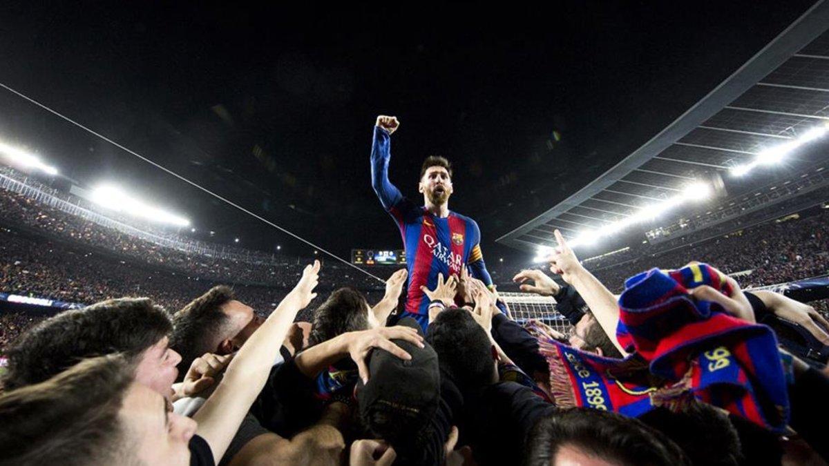 Uno de los momentos estelares tras el 6-1 del Barça al PSG: la imagen icónica de Messi festejándolo con la grada