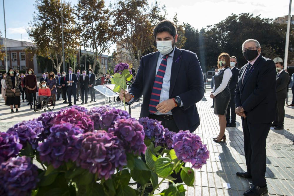 Homenaje a las víctimas de la violencia machista en la Asamblea Regional