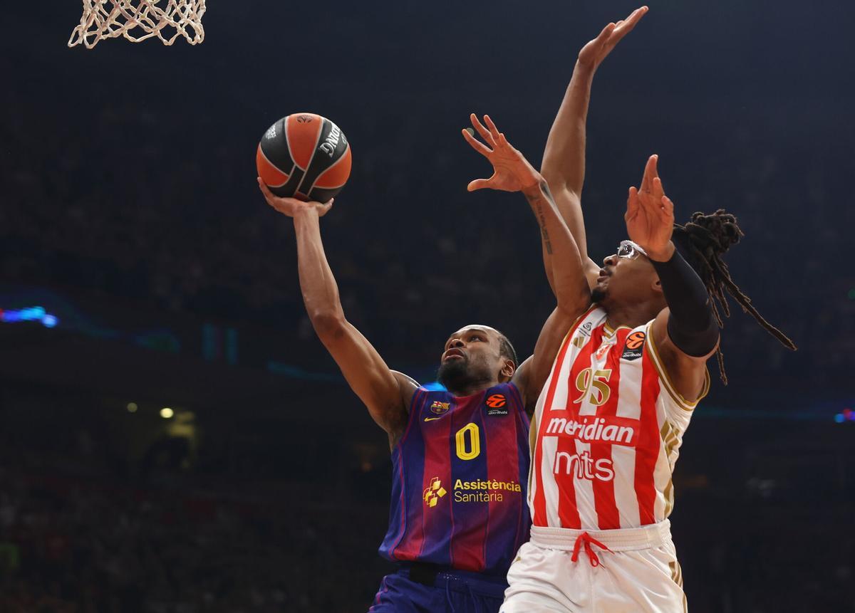BELGRADE (Serbia), 05/12/2025.- Barcelona's Kevin Punter (L) in action against Crvena Zvezda's Chima Moneke (R) during the Euroleague basketball match between Crvena Zvezda and FC Barcelona in Belgrade, Serbia, 05 December 2025. (Baloncesto, Euroleague, Belgrade) EFE/EPA/ANDREJ CUKIC