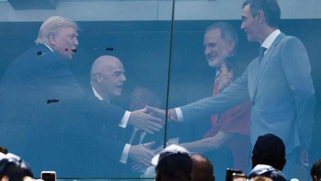 Donald Trump i Gianni Infantino saluden els reis Felip i Letizia  i Pedro Sánchez a la llotja.  | FRANCK FIFE / AFP