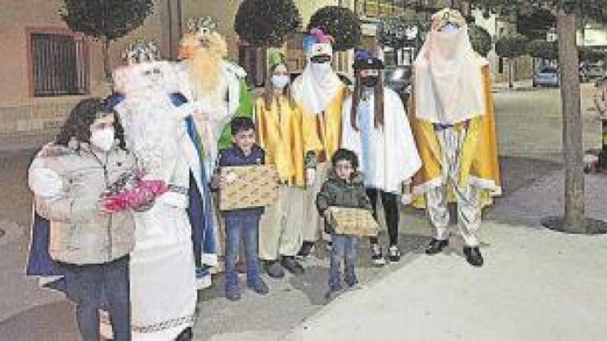 Los Reyes Magos reparten ilusión y regalos a los niños de Cabañas de Ebro