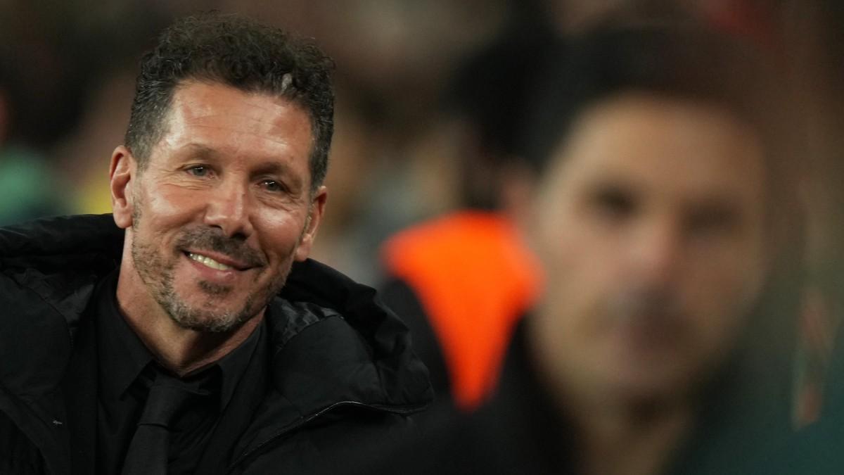 Simeone, sonriente tras saludar a Arteta