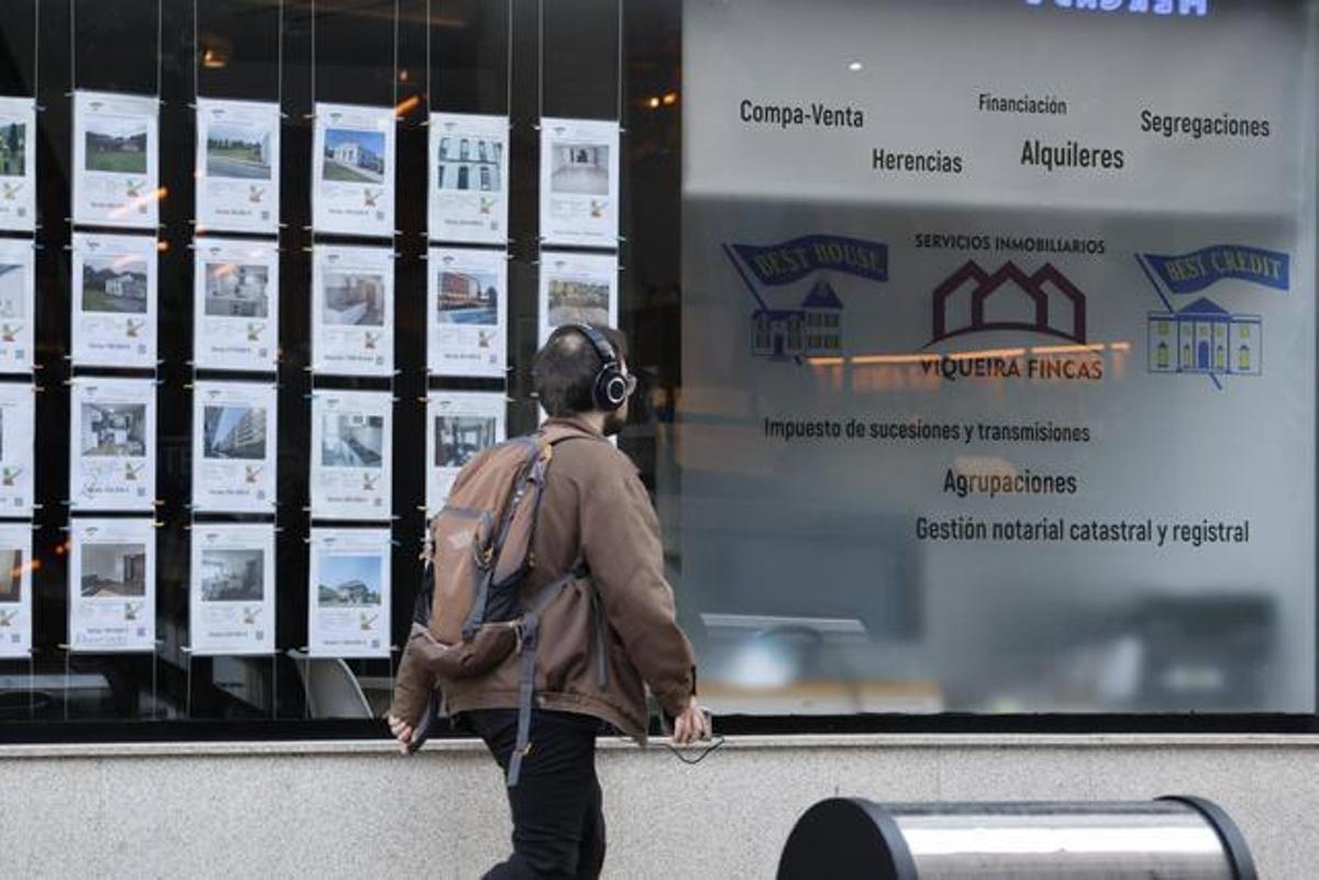 Escaparate de una inmobiliaria en la capital gallega
