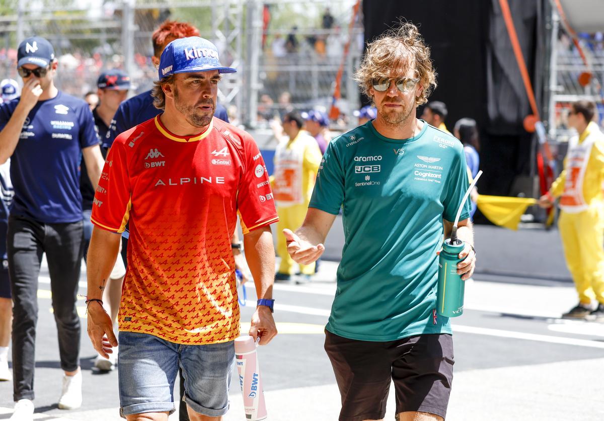 Fernando Alonso, junto a Sebastian Vettel en Montmeló.