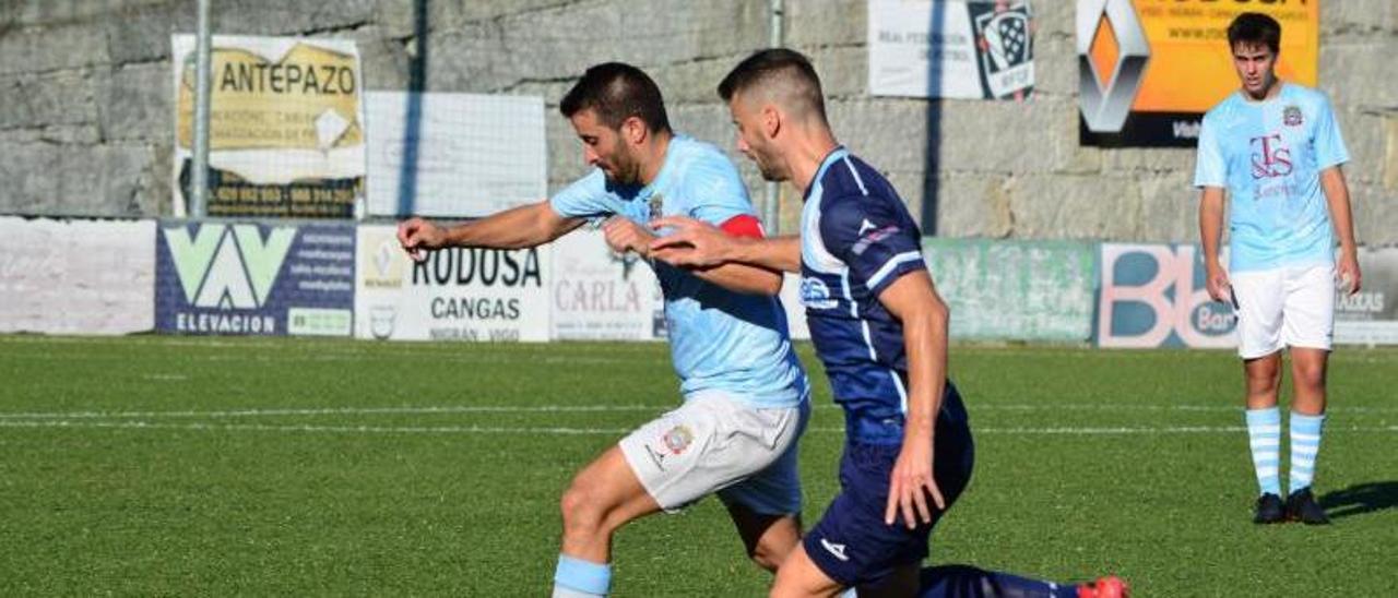 Un futbolista del Moaña trata de irse de un rival con el esférico controlado. | // GONZALO NÚÑEZ