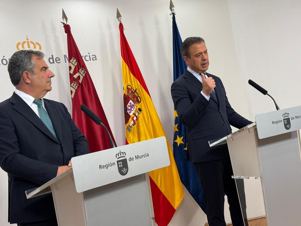 El portavoz del Gobierno regional, Marcos Ortuño, junto al consejero de Medio Ambiente, Juan María Vázquez, este jueves tras el Consejo de Gobierno.