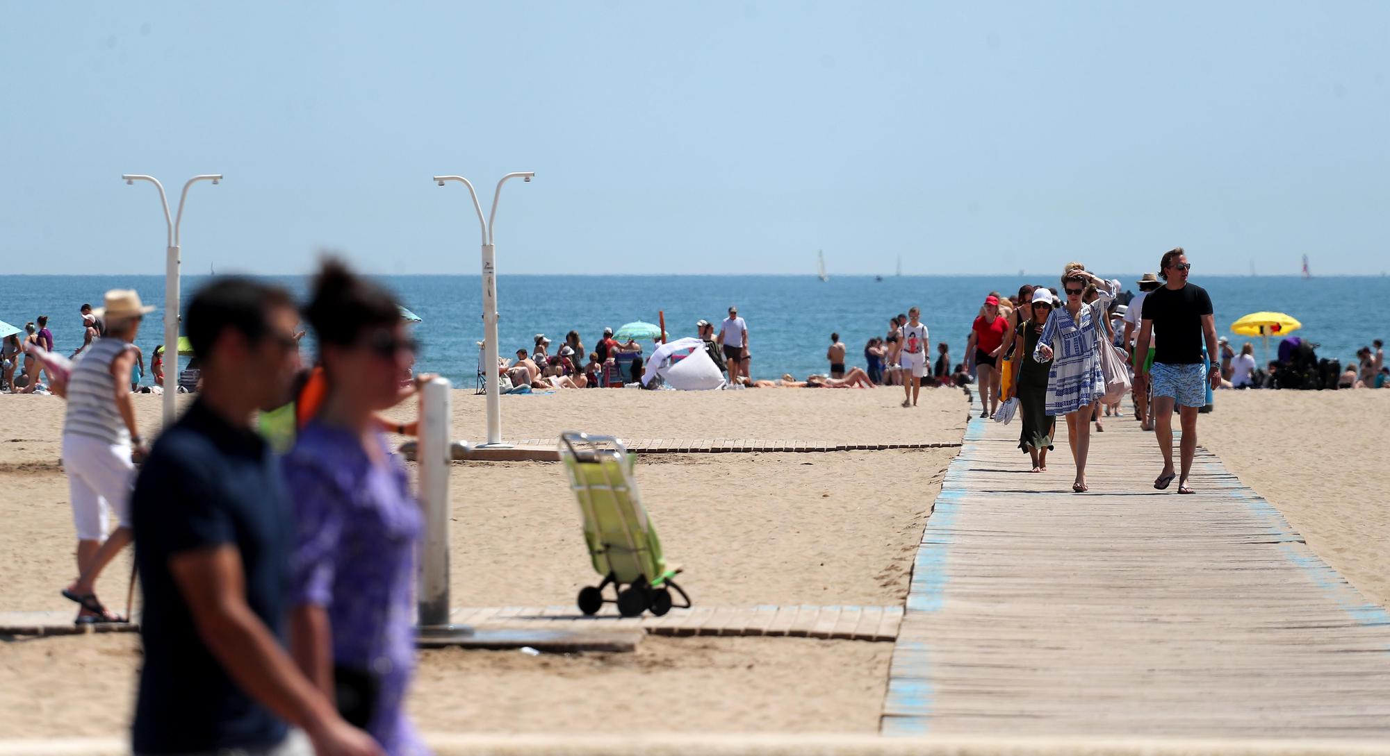 Las playas de València, llenazo previo al verano