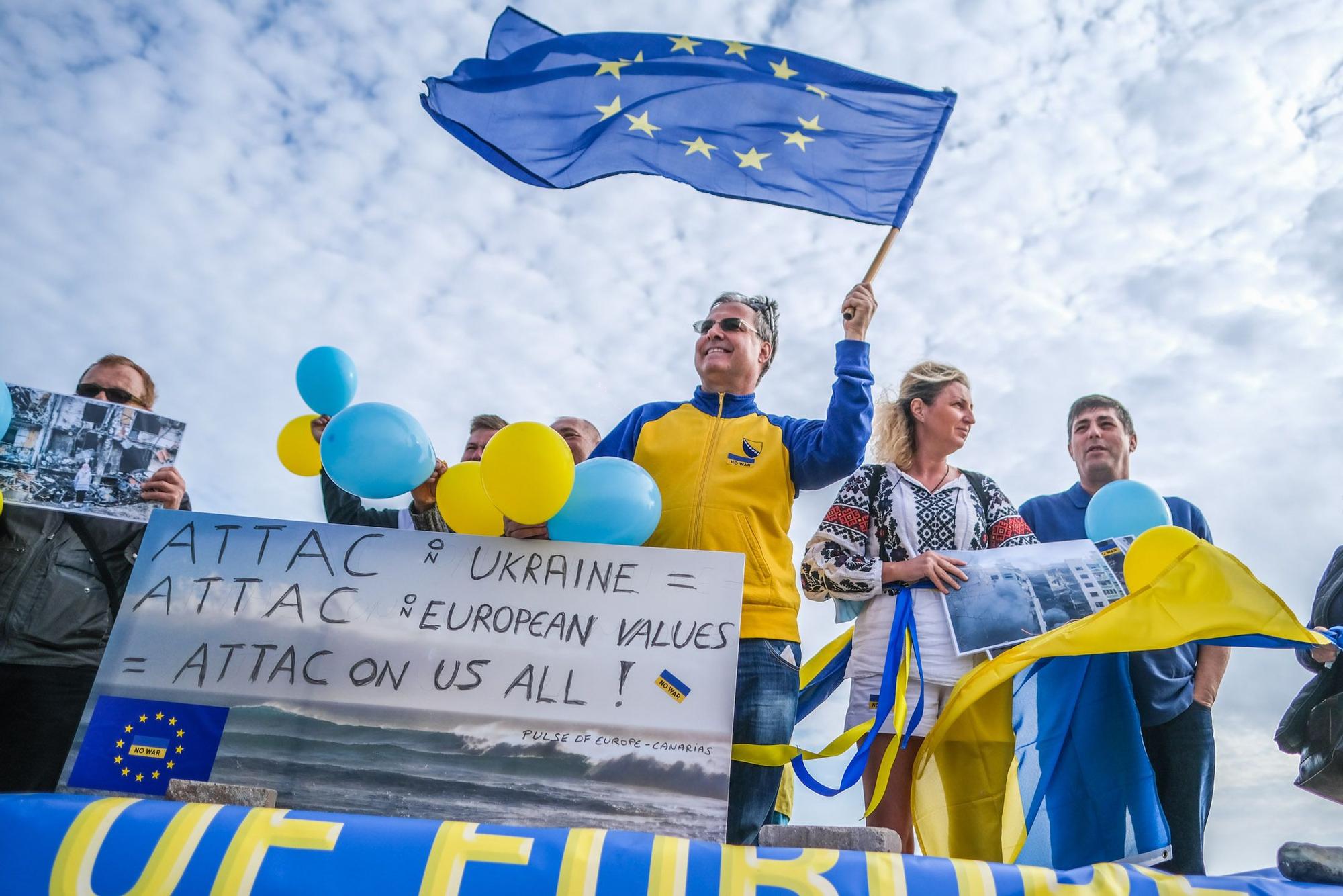 Manifestación de ucranianos en el mirador de las Dunas de Maspalomas