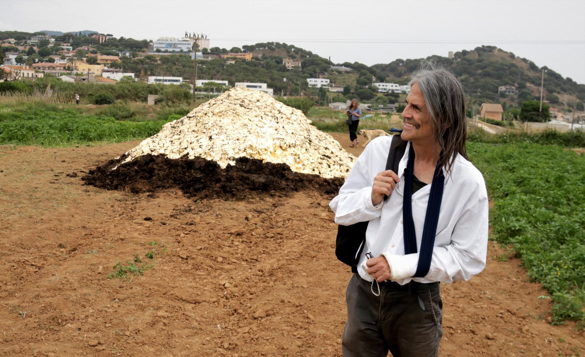 El artista Perejaume ante el 'Femer', a las Cinc Sènies de Mataró.