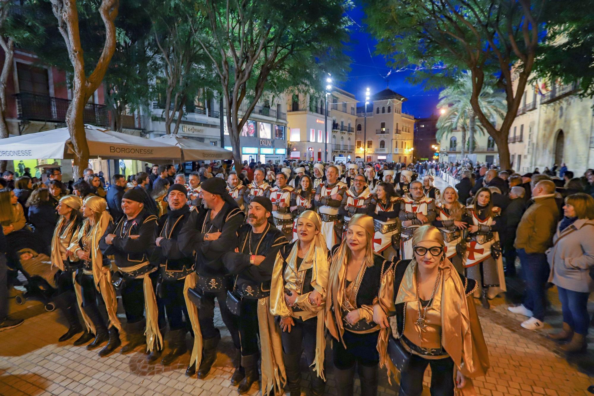 Desfile de Moros y Cristianos por el encuentro de asociaciones en ELCHE