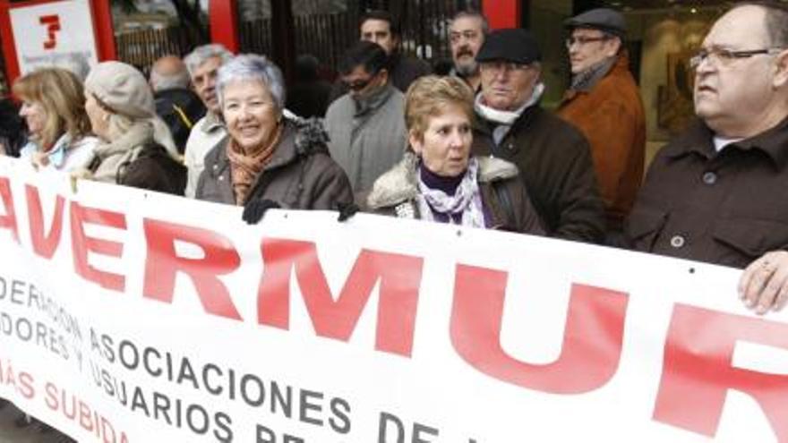 Los manifestantes se reunieron frente a la sede de Iberdrola en Murcia.