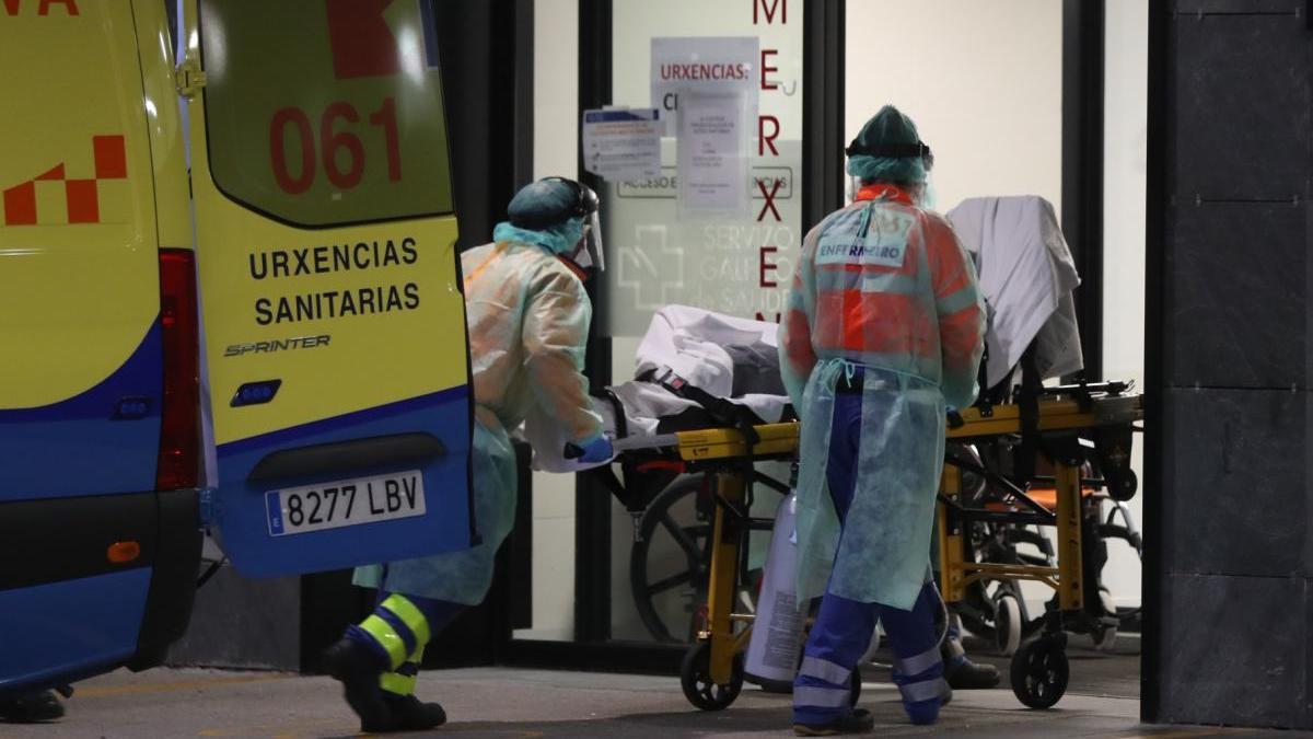Una ambulancia deja a un paciente a la entrada del Cunqueiro. // R. Grobas