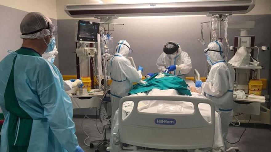 Atención a un paciente de uci en el hospital Reina Sofía.