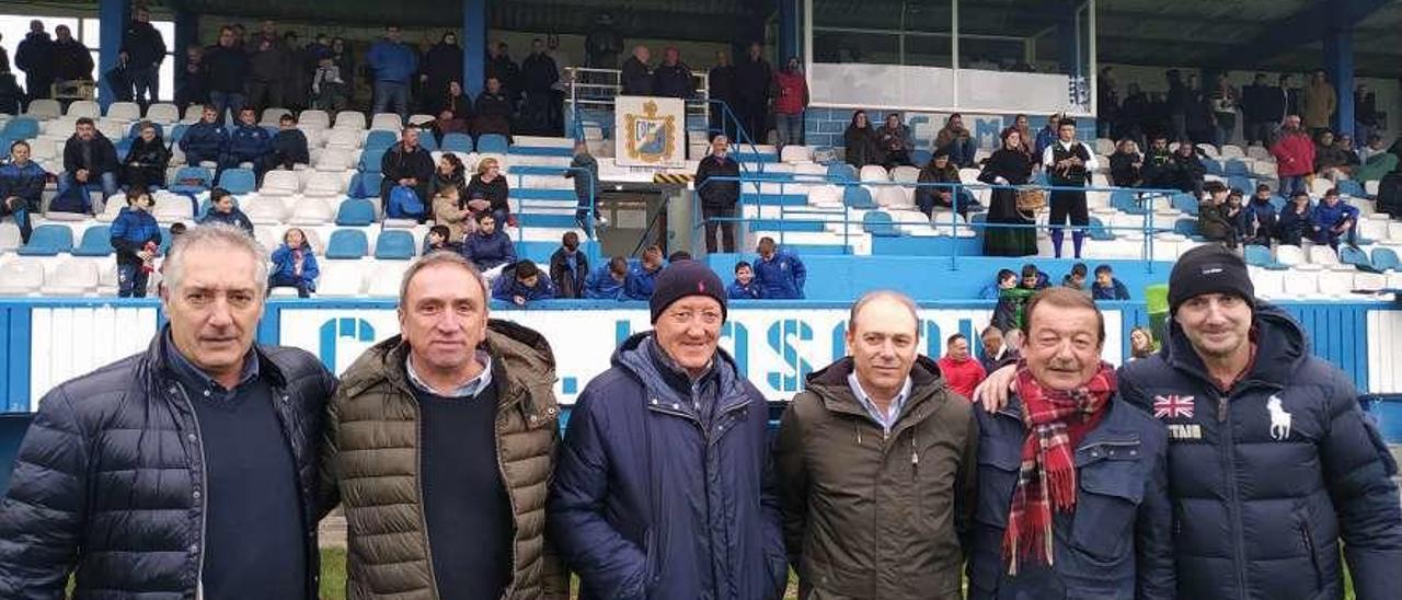 José García Prendes &quot;Tivo&quot;, Luis Sánchez, José Novo, Joaquín Martínez &quot;Juaco&quot;, José Bernabé Alonso &quot;Berna&quot; y Antonio Menéndez Mariño, jugadores del equipo que consiguió el ascenso en 1983, ayer, en Grado.