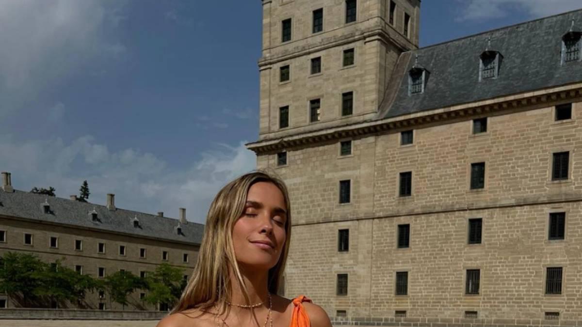 María Pombo con top naranja y pantalón estampado