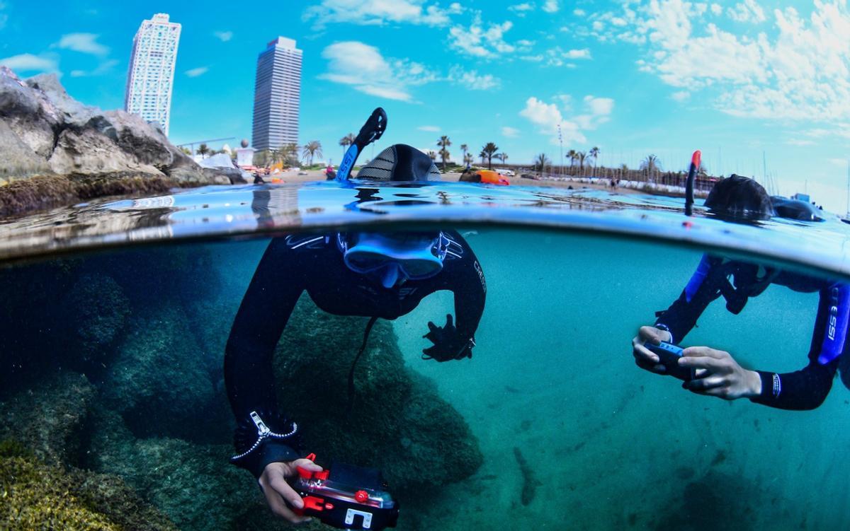 Dos participantes en la biomaratón submarina de Barcelona.