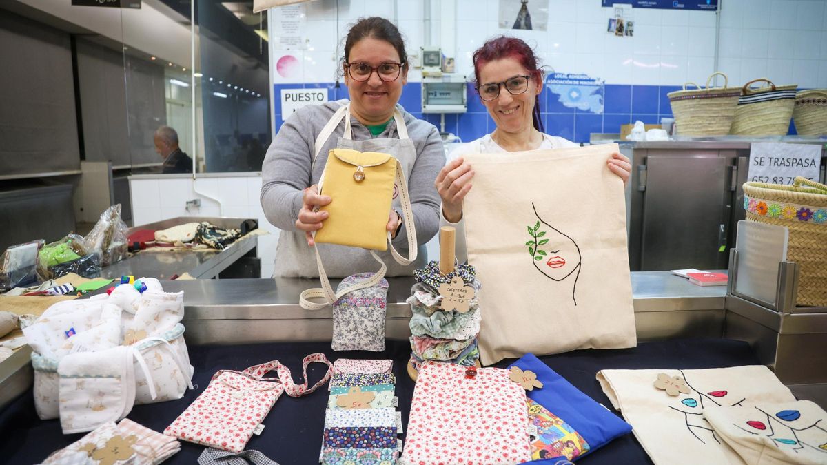 Usuarias de la asociacion, con algunas de sus creaciones