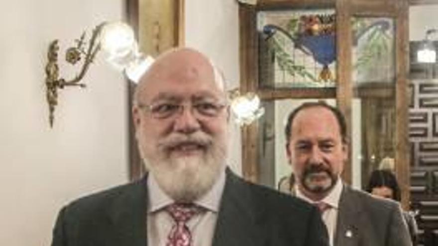 Tomás Sáez, junto al alcalde, en la sala del Oriol