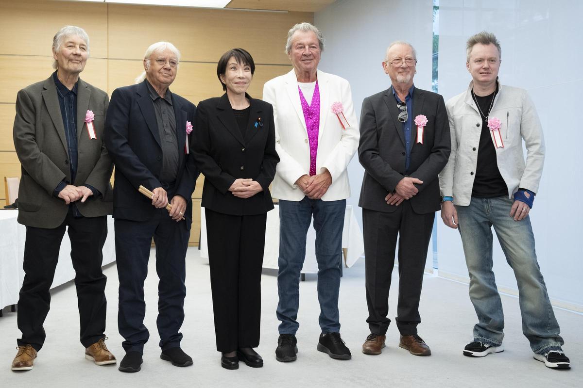 Takaichi, fan acérrima de Deep Purple, recibe a la banda antes de su concierto en Tokio
