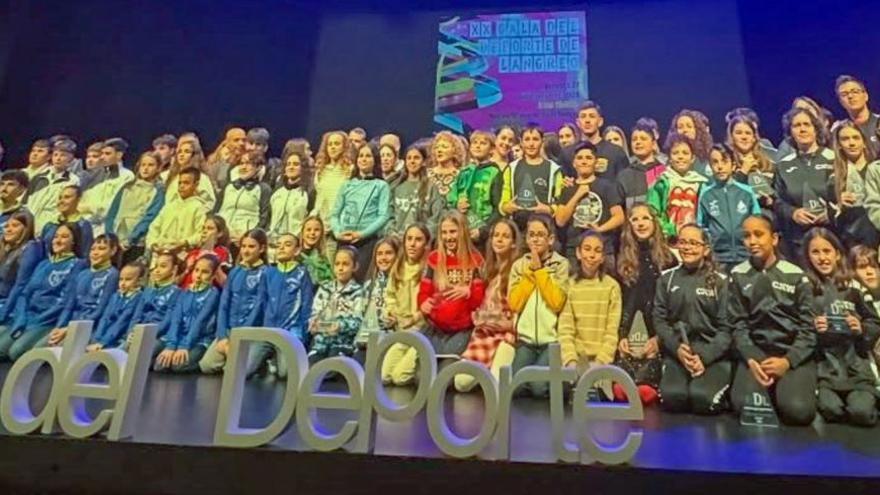 Gran parte de los premiados en la gala del deporte de Langreo, en la foto de familia. |