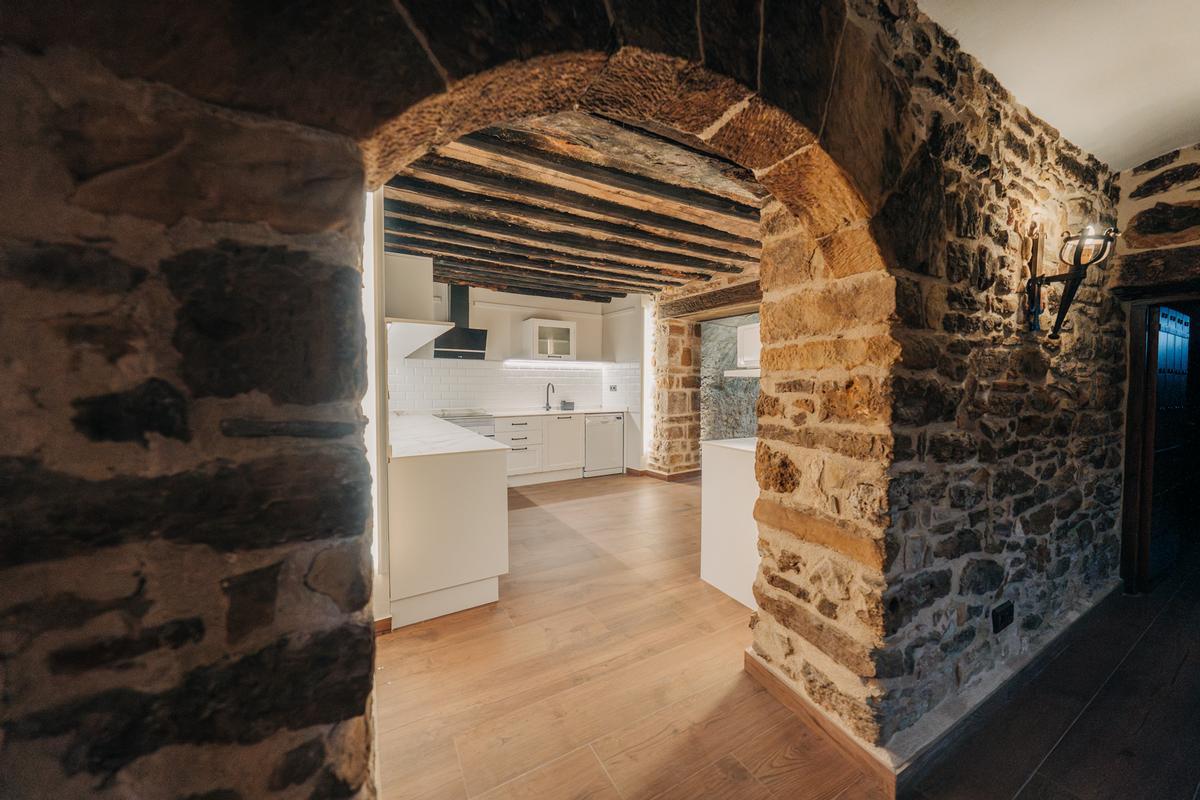Los arcos de piedra están presentes por toda la casa.