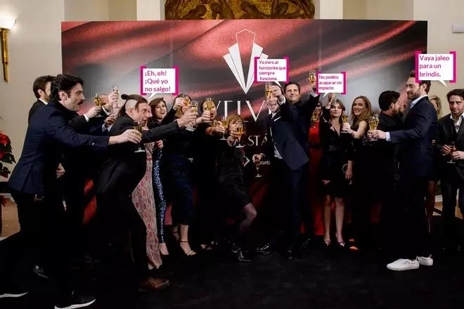 Los chicos de 'Velvet' montan el lío que cualquiera monta en una foto de grupo