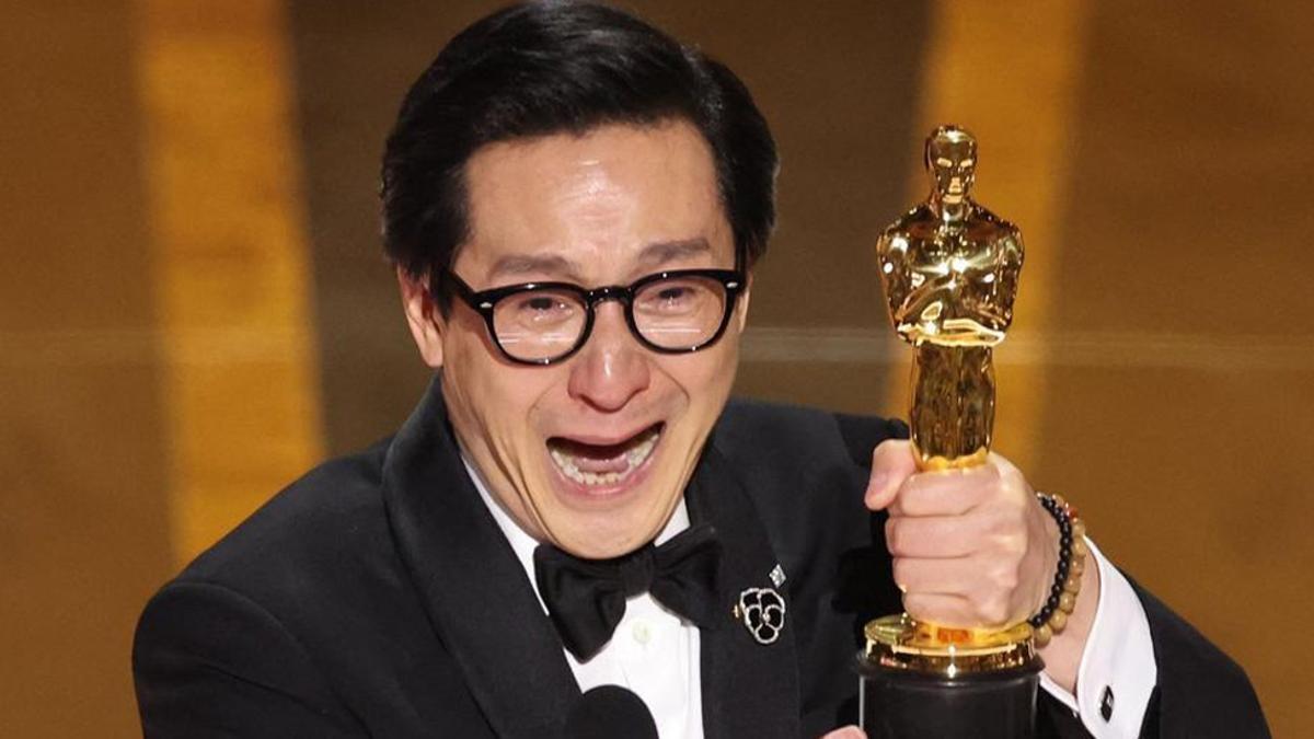 Ke Huy Quan sujeta la estatuilla tras ganar su Oscar como mejor actor de reparto por 'Todo a la vez en todas partes'.