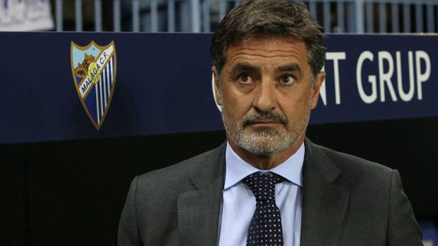 Míchel González, entrenador del Málaga CF, con rostro serio tras el empate de su equipo el viernes ante el Levante en Martiricos.