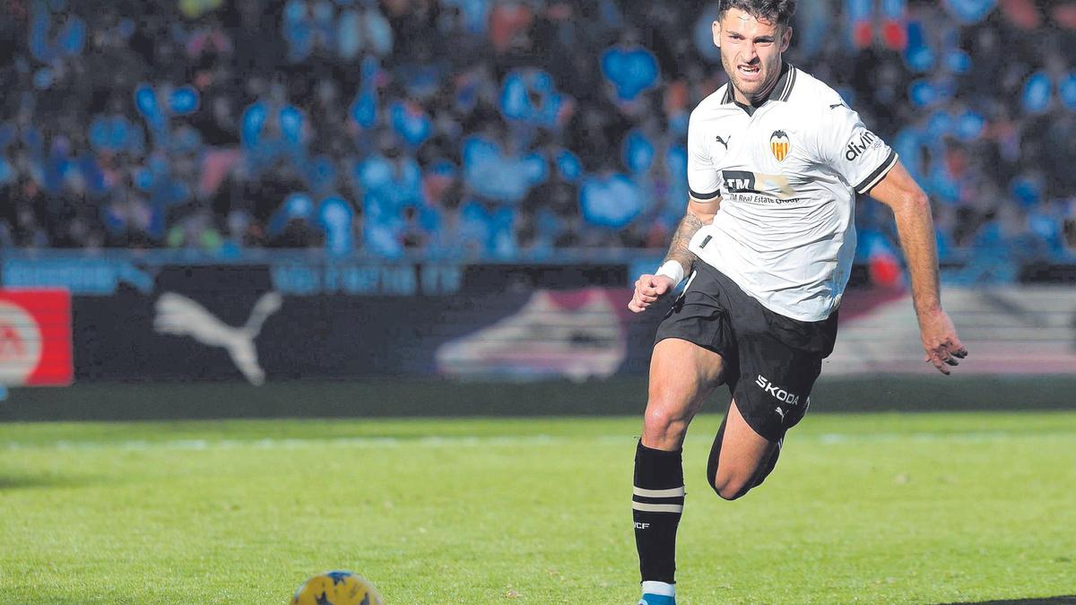 Hugo Duro corre a por la pelota a en el duelo ante el Almería