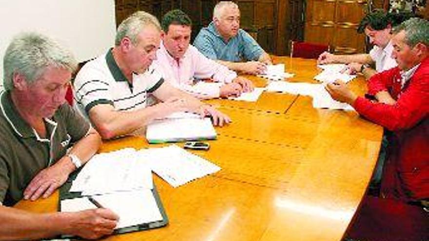 Reunión de cooperativistas con Manuel Fernández, ayer en el consistorio lalinense.