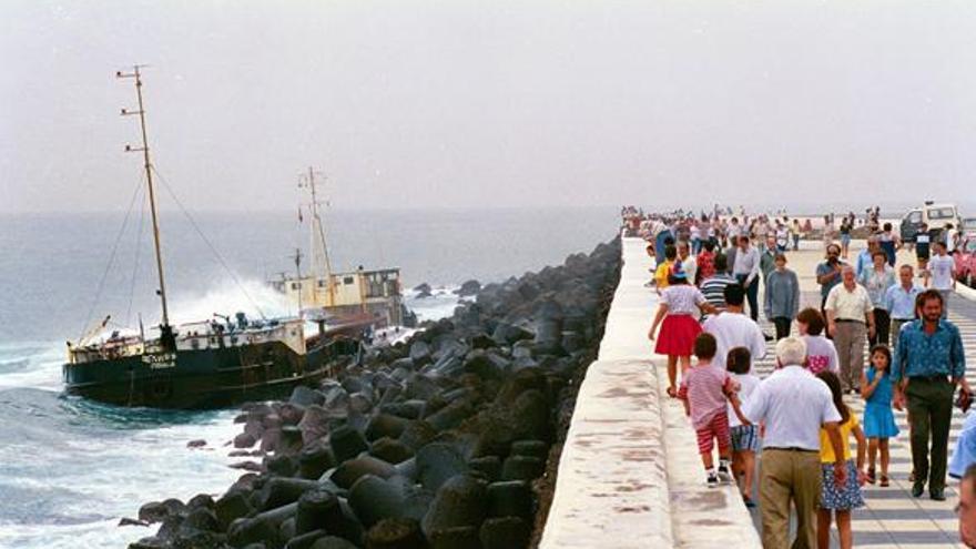 El &#039;Gelios&#039; embarranca en la Avenida Marítima bajo la mirada atenta de los curiosos. | lp/dlp