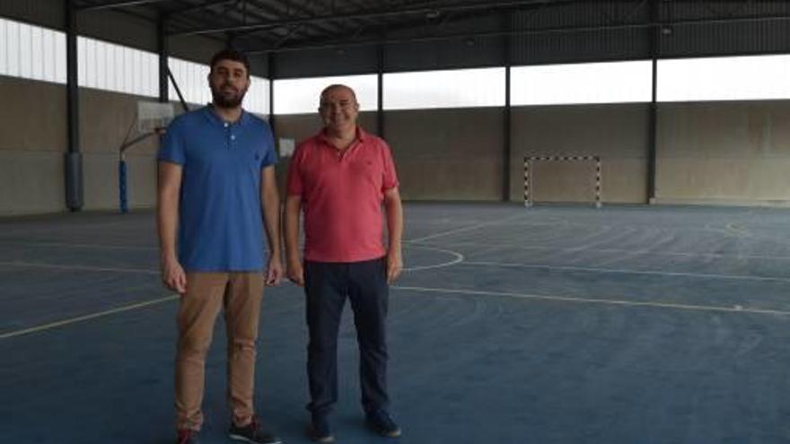 Los concejales de Hacienda y Deportes, en la pista polideportiva.