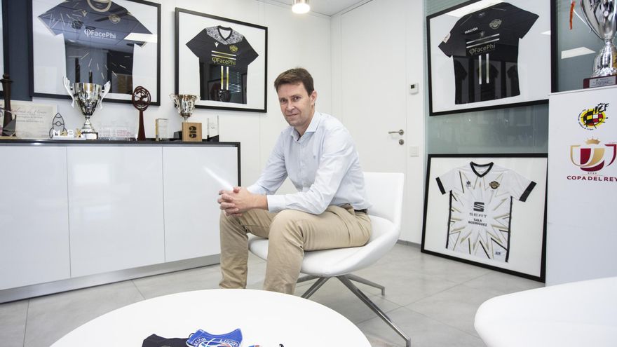 El concejal de Deportes y Hacienda, Toni Gallego, en su despacho como CEO del Intercity.