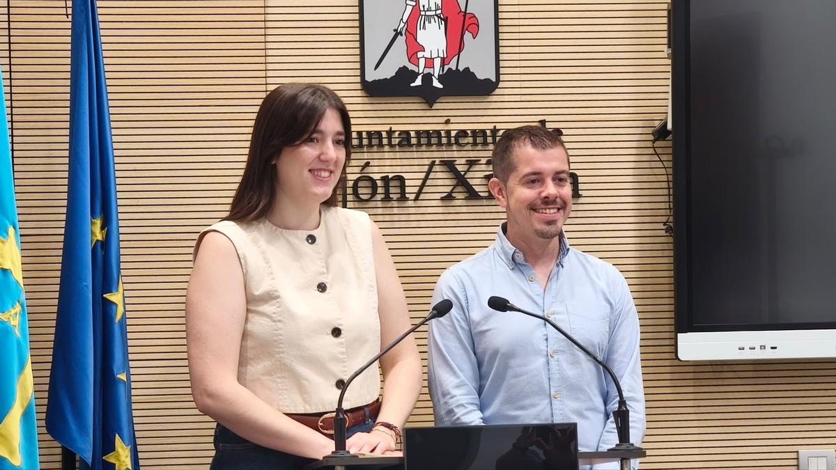 Olaya Suárez y Javier Suárez Llana, en el Ayuntamiento.