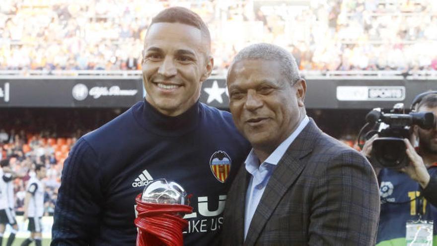 Rodrigo, recibiendo el premio al mejor jugador del mes de marzo.