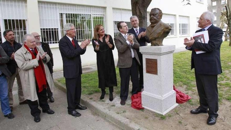 El busto fue descubierto por Abel Caballero y Xosé González. // J.L.